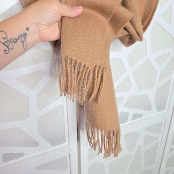 L'auberge 100% Cashmere Caramel Fringe Scarf Quiet Luxury Minimalist Renaissance - Picture 3 of 4